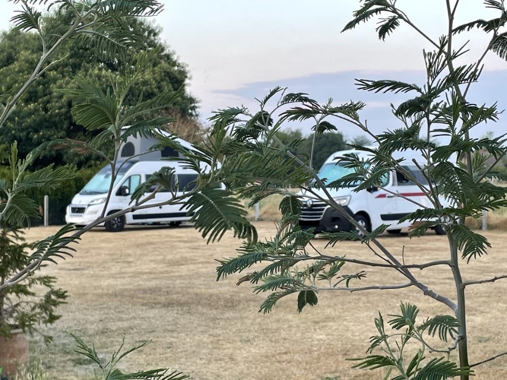 Aire camping-car à Petiville (76330) - Photo 2